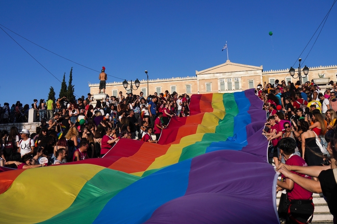 Η κυβέρνηση σχεδιάζει πρόγραμμα επιμόρφωσης δημοσίων υπαλλήλων σε θέματα ΛΟΑΤΚΙ