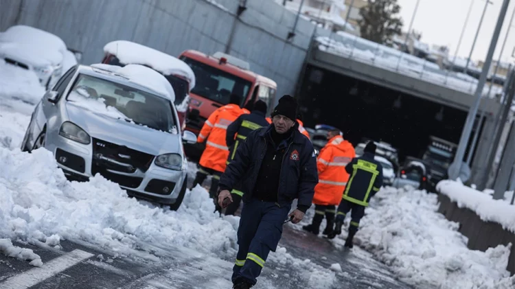 Κακοκαιρία «Ελπίς»: Οδηγοί που εγκλωβίστηκαν στα χιόνια μηνύουν την Αττική Οδό - Τι καταγγέλλουν, τι διεκδικούν