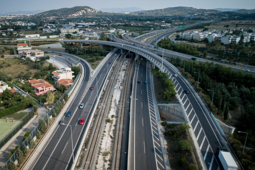 Νέα ταμειακή «ένεση» 52,8 εκατ. ευρώ από την Αττική Οδό σε ΕΛΛΑΚΤΩΡ-ΑΒΑΞ