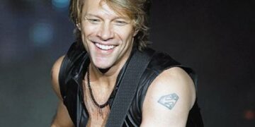 Τζον Μπον Τζόβι- Σερβίρει φαγητό και πλένει πιάτα σε εστιατόριο