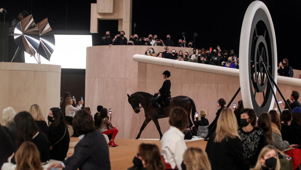 Γαλλία: Ένα άλογο στην πασαρέλα του οίκου Chanel