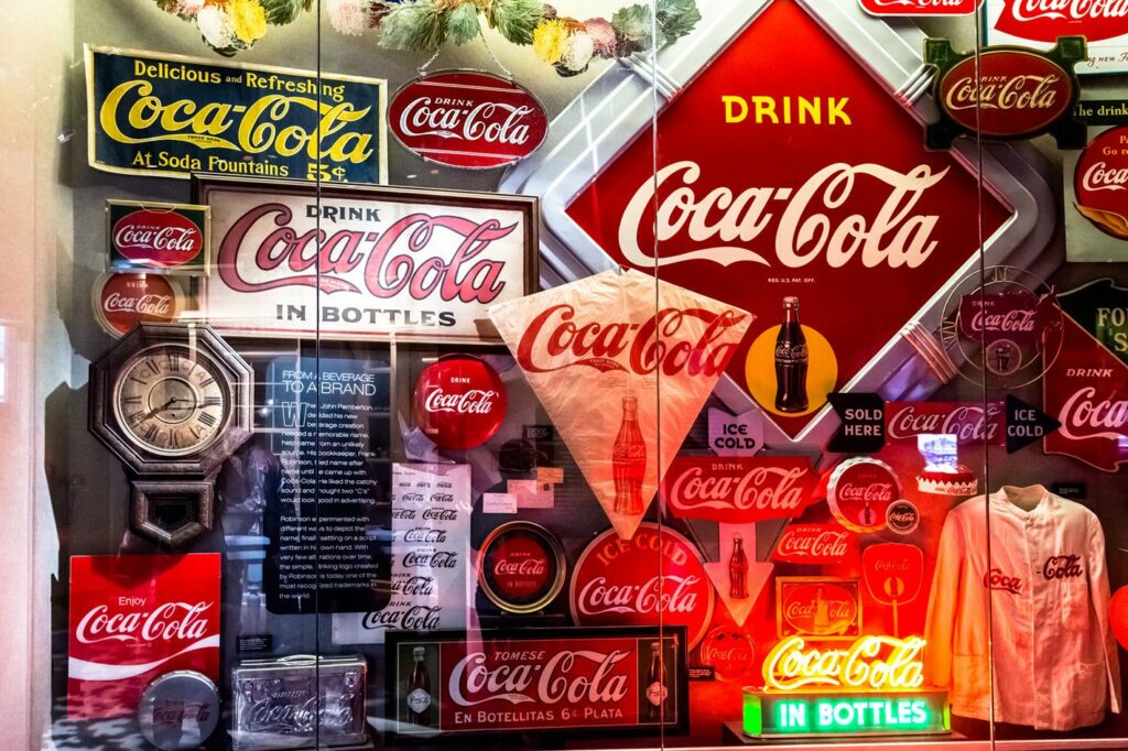 Coca Cola: Η εταιρεία που έφερε στον κόσμο το προϊόν που «πάει με όλα»