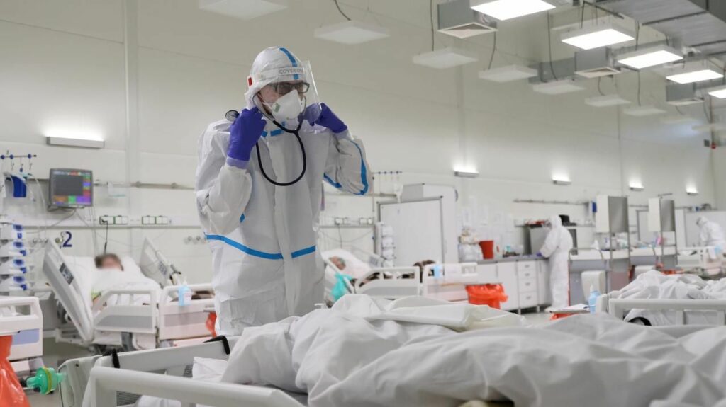 Η Ανατολική Ευρώπη καταγράφει ρεκόρ νέων κρουσμάτων καθώς εξαπλώνεται η παραλλαγή Όμικρον