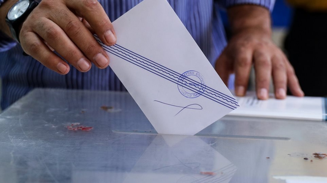 Δημοσκόπηση Abacus: Ένας στους πέντε ψηφοφόρους του ΣΥΡΙΖΑ «φλερτάρει» με το ΚΙΝΑΛ