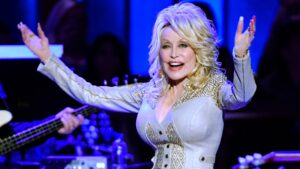Dolly Parton: Γιόρτασε τα 76ά γενέθλιά της με το «κοστούμι γενεθλίων» της