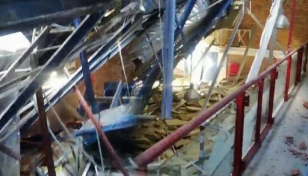 Έπεσε η οροφή του κλειστού του «Δαΐς»!