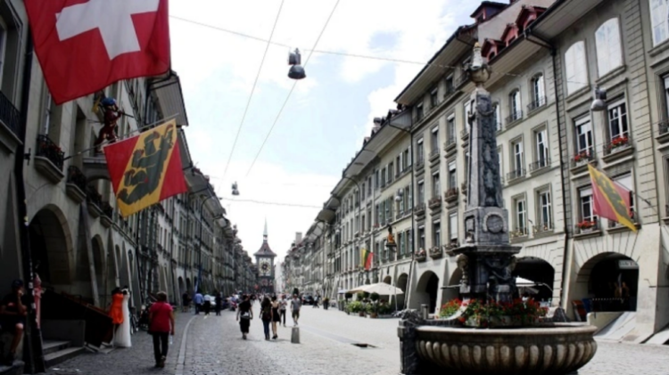 Ελβετία: Χαλαρώνει τα μέτρα κατά του κορωνοϊού