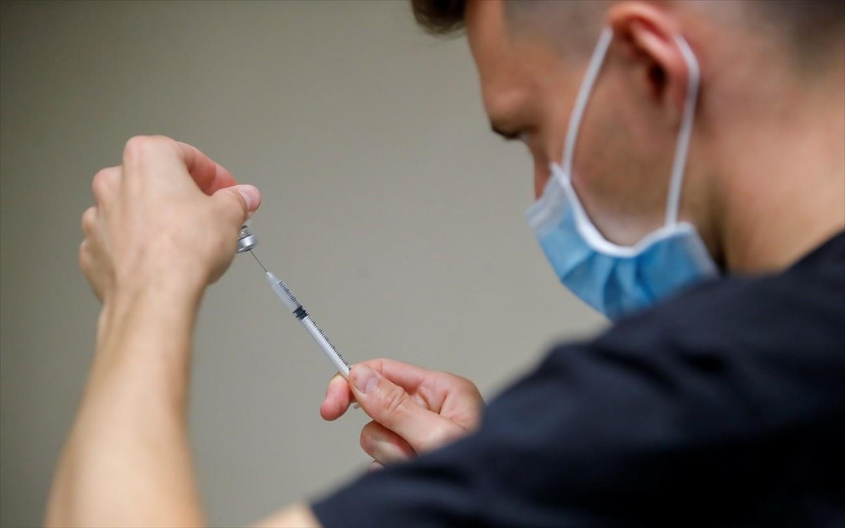 Όμικρον: Τα εμβόλια ίσως χρειαστεί να τροποποιηθούν, λέει ο ΠΟΥ