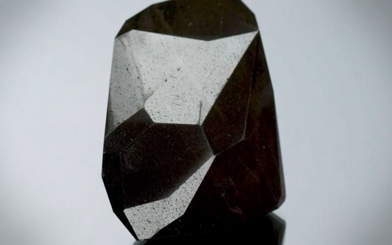 Sotheby's: Ένα μαύρο διαμάντι 555,55 καρατίων βγαίνει στο σφυρί