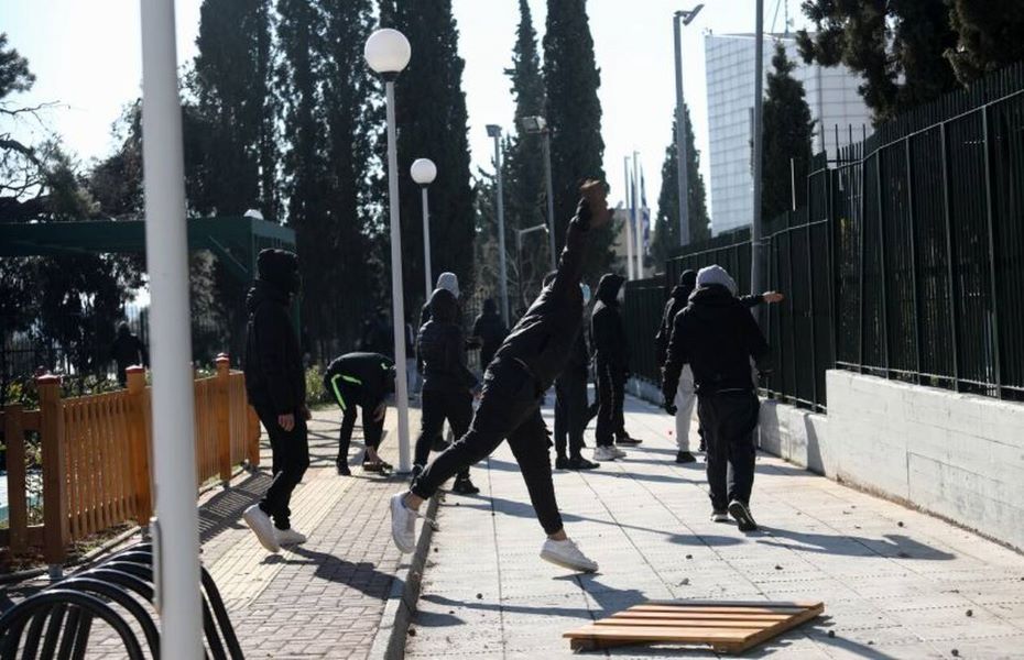 Επεισόδια στο υπουργείο Παιδείας μετά από συγκέντρωση διαμαρτυρίας για τα σχολεία (ΦΩΤΟ)