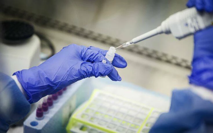 Υποπαραλλαγή της Όμικρον: Πόσο πιο μεταδοτική είναι και πώς «αποφεύγει» τα εμβόλια