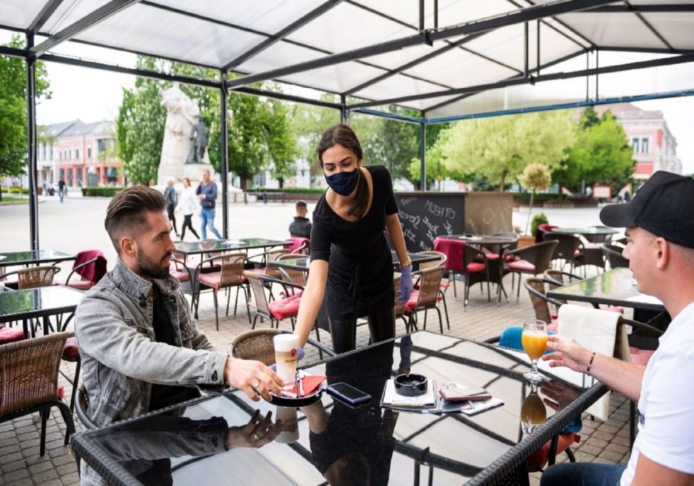 Εξετάζεται η πρόσβαση των ανεμβολίαστων σε εξωτερικούς χώρους εστίασης