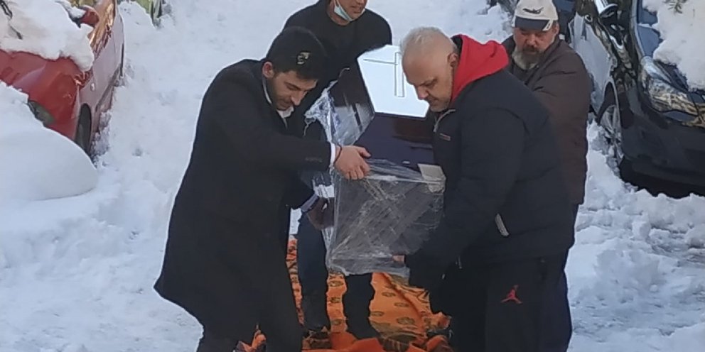 Ανεπανάληπτες εικόνες: Τσουλάνε φέρετρο με νεκρό στο χιόνι