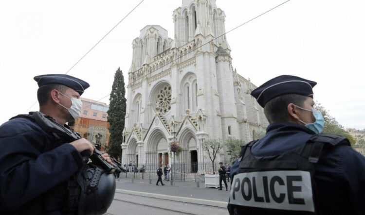 Φρίκη στη Γαλλία: Έκοψε το κεφάλι και τα γεννητικά όργανα ενός άνδρα και τα πήγε στο αστυνομικό τμήμα