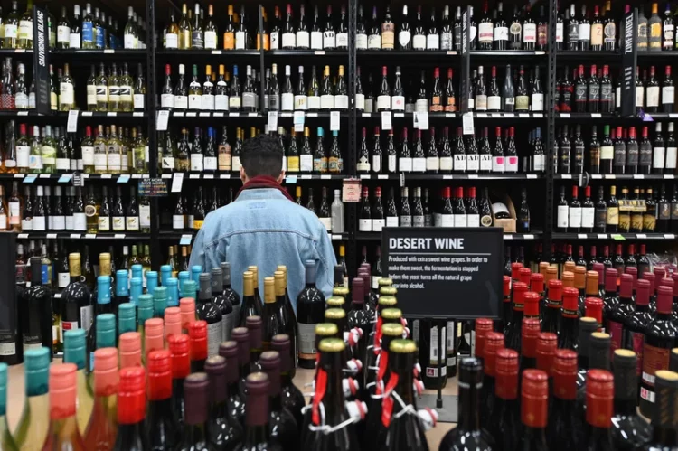 Εκτόξευση των πωλήσεων αλκοόλ – «Βουτιά» για αντισηπτικά και σαπούνια