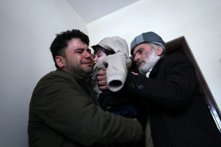 Βρέφος που χάθηκε στο χάος του αεροδρομίου της Καμπούλ ξαναβρήκε την οικογένειά του