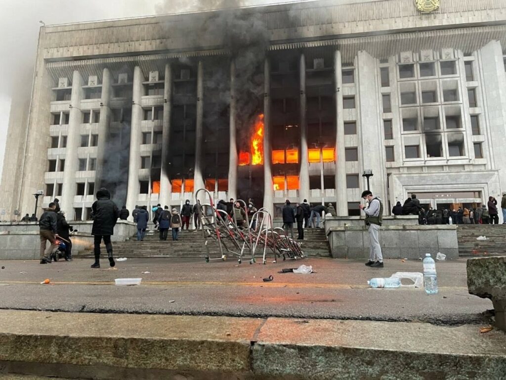 Καζακστάν: 40 άνθρωποι έχουν χάσει τη ζωή τους και περισσότεροι από 4.400 έχουν συλληφθεί