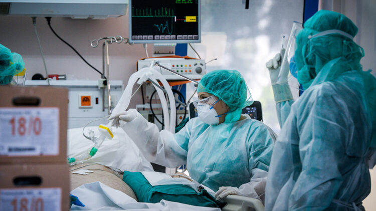 Κίνδυνος για κατάρρευση του ΕΣΥ: Οι νοσηλείες αυξήθηκαν κατά 12% σε έξι ημέρες