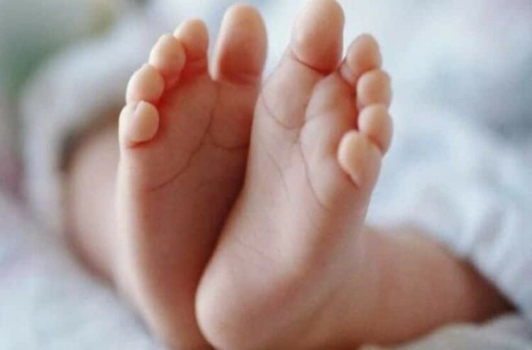 Νεογέννητο βρέφος βρέθηκε στα σκουπίδια μέσα σε τουαλέτα αεροπλάνου