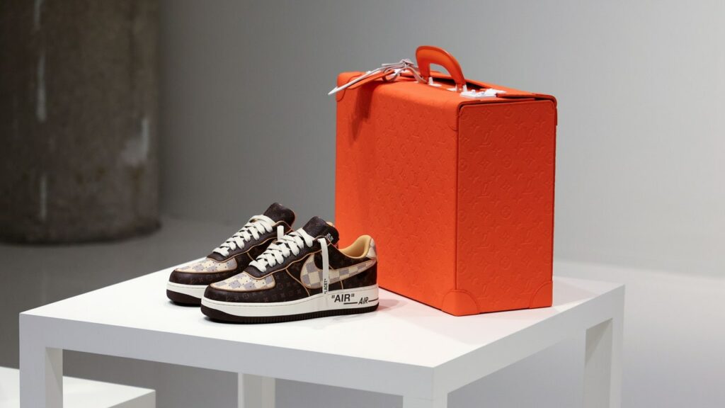 Σε δημοπρασία τα sneakers του Virgil Abloh