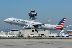 American Airlines: Έκοψε στο μισό το guidance γ’ τριμήνου λόγω της εκτίναξης των τιμών των καυσίμων