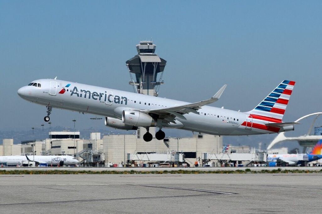 American Airlines: Καμπίνα αεροσκάφους γέμισε καπνό από φορητό υπολογιστή επιβάτη- Το εγκατέλειψαν με τις τσουλήθρες