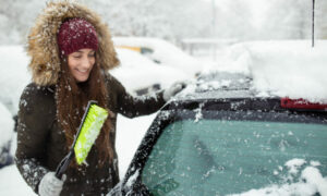 Πάγος στο αμάξι: Το κόλπο για να ξεπαγώσει το παρμπρίζ