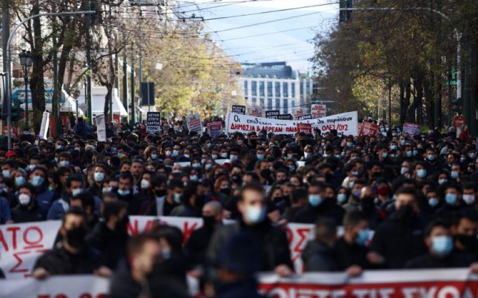 Πανεκπαιδευτικό συλλαλητήριο στα Προπύλαια - Κλειστός ο σταθμός μετρό «Πανεπιστήμιο»