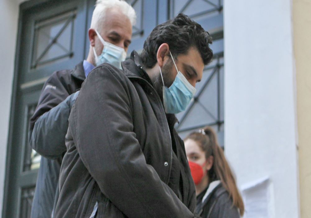 «Στο πρόσωπο μου θα βλέπεις τον πατέρα σου», έλεγε ο ρασοφόρος βιαστής στην 17χρονη