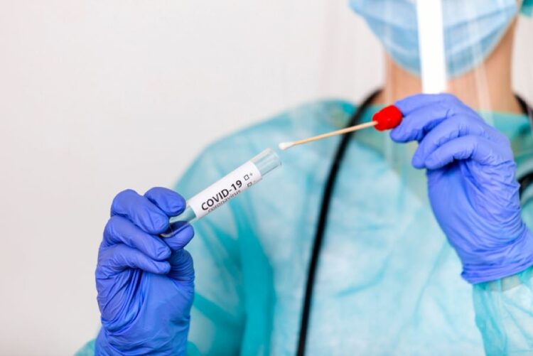 PCR test: Στα 5000 ευρώ το πρόστιμο για όσους δεν τηρούν το πλαφόν