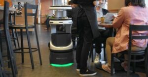 Betty Bot: Η πρώτη ρομποτική υπάλληλος προσελήφθη για πλήρη απασχόληση σε ξενοδοχείο της Marriott