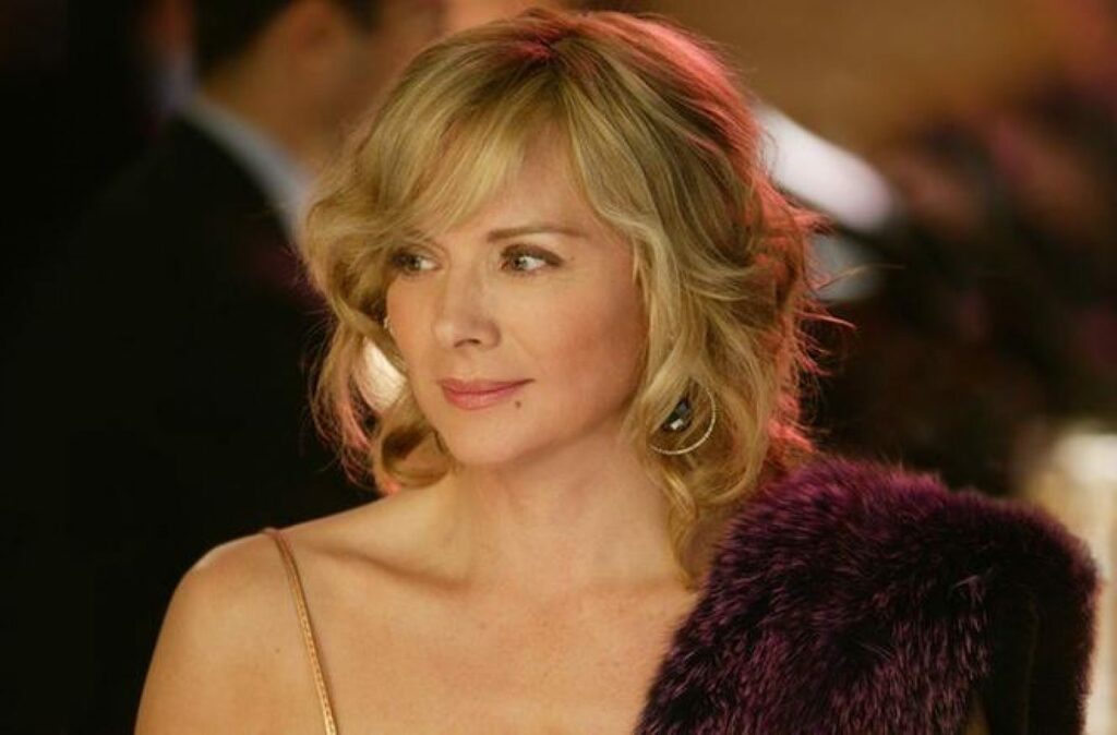 Την Σαμάνθα (Κιμ Κατράλ) στο «Emily in Paris» θέλουν να δουν οι τηλεθεατές
