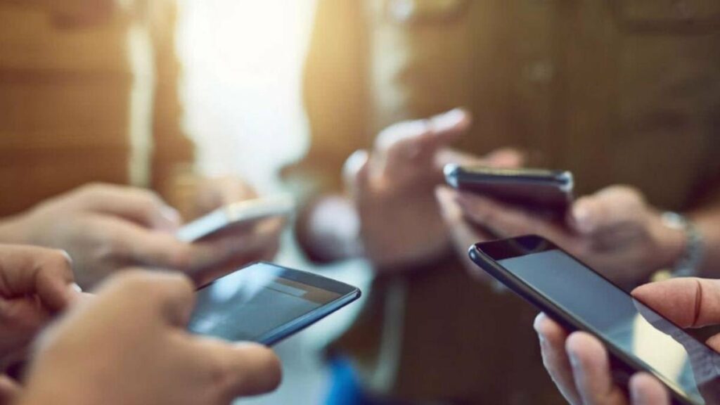 Καμπανάκι από Μητσοτάκη για τα smartphones στα σχολεία: Τα παιδιά κινδυνεύουν από τον απόλυτο εθισμό