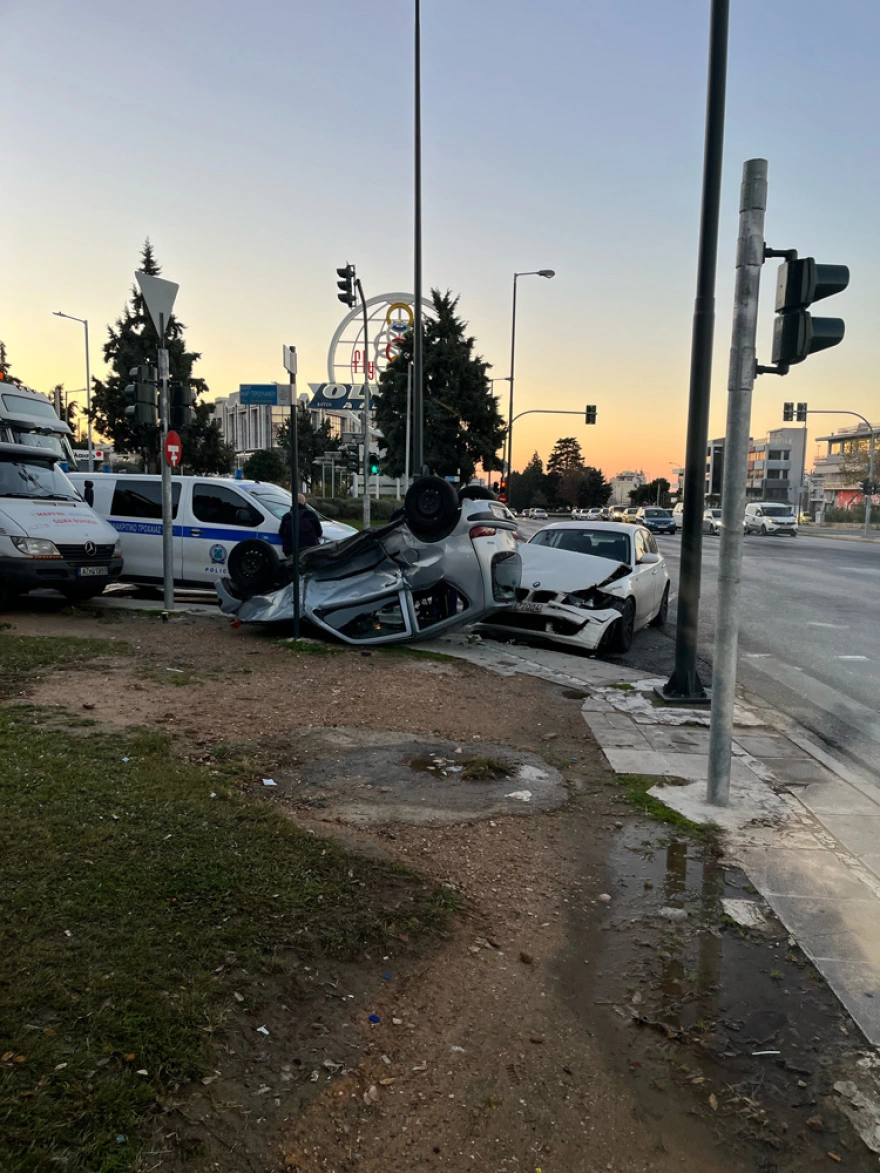 Σοβαρό τροχαίο στο Ελληνικό - Αναποδογύρισε το ένα αυτοκίνητο