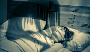 Μετάλλαξη Omicron: Είναι παρενέργειά της η υπνική παράλυση;