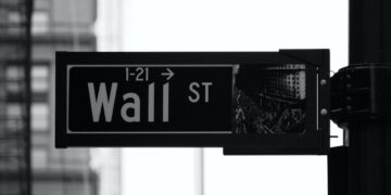 Τι «βλέπουν» οικονομικοί αναλυτές για την πορεία της Wall Street τη νέα χρονιά