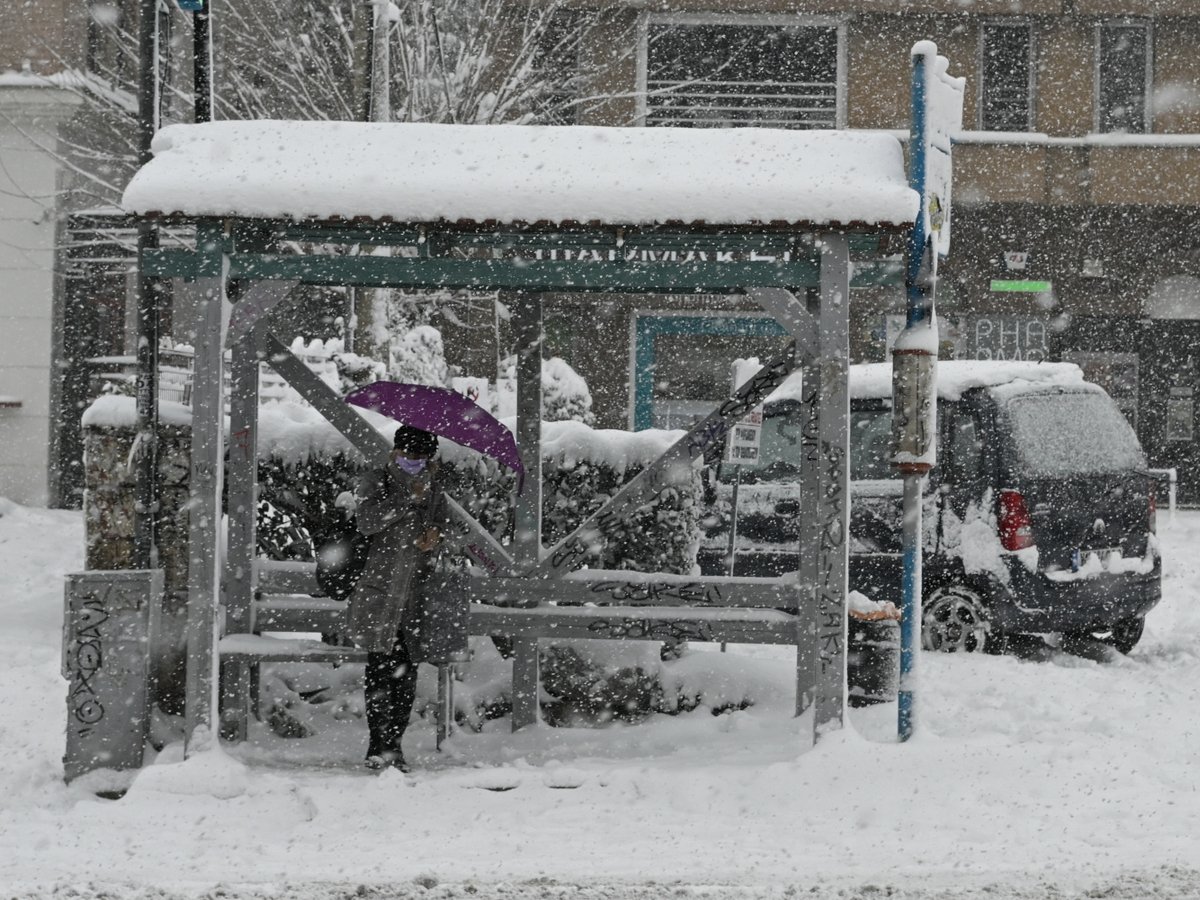 Αποσύρθηκαν λεωφορεία και τρόλεϊ λόγω της σφοδρής χιονόπτωσης