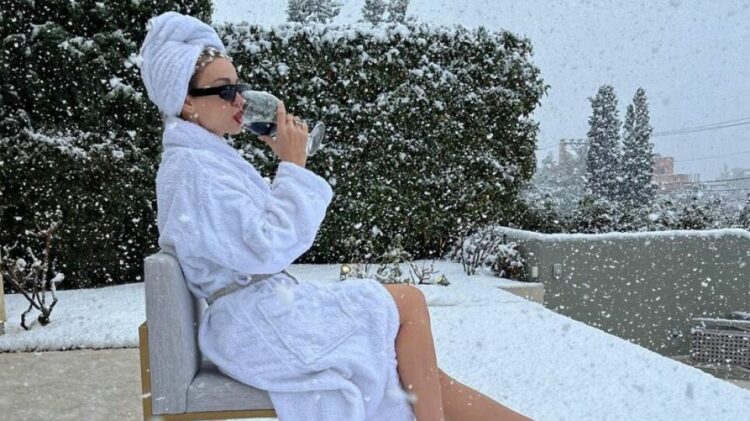 Ελένη Φουρέιρα πίνει κρασί στη χιονισμένη αυλή της με... λευκό μπουρνούζι και γόβες