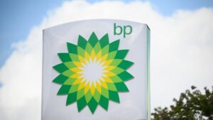 BP: Πτώση 70% στα κέρδη του β' τριμήνου, αυξάνει το μέρισμα κατά 10%
