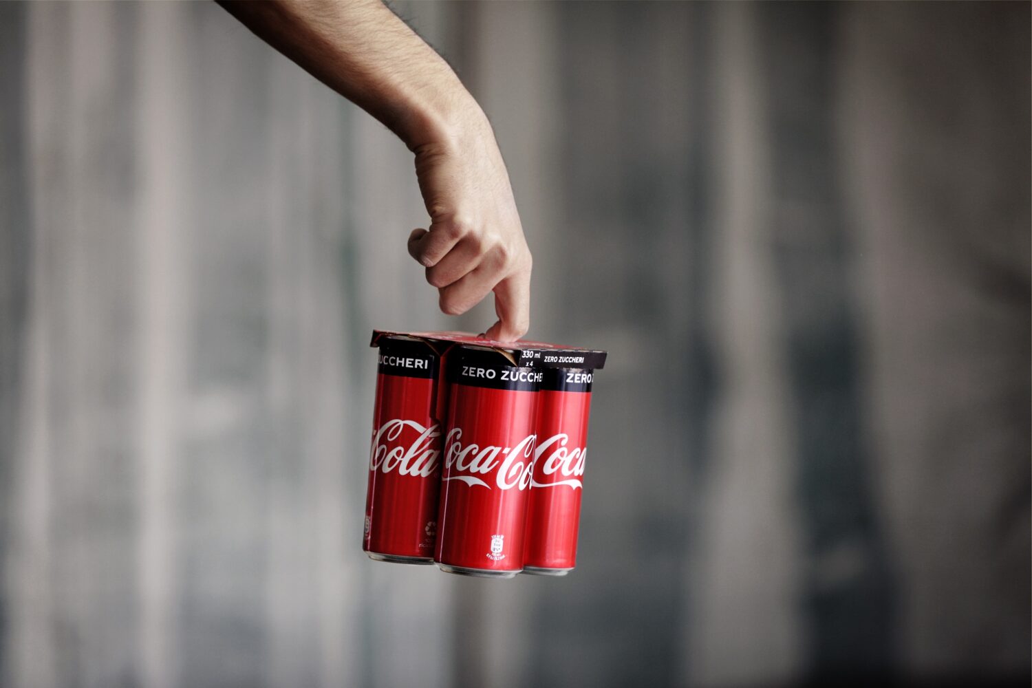 Η Coca-Cola εκσυγχρονίζει το look της και το λογότυπό της