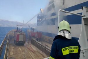 Συνεχίζεται η κατάσβεση της φωτιάς στο Euroferry Olympia - Αγωνία για τους 12 αγνοούμενους