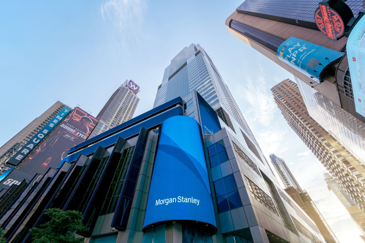 Morgan Stanley: Οι αυξήσεις επιτοκίων ενισχύουν την ανάκαμψη των ελληνικών τραπεζών