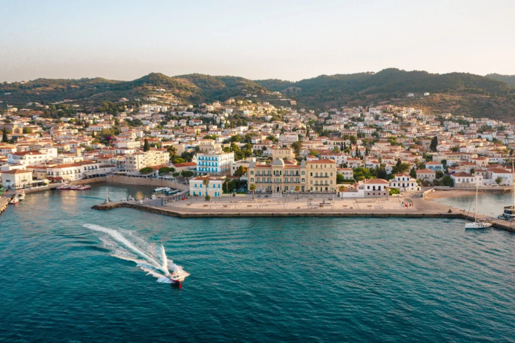 Στο Netflix οι Σπέτσες και το Poseidonion Grand Hotel - Δείτε το teaser με τον Daniel Craig στη χώρα μας