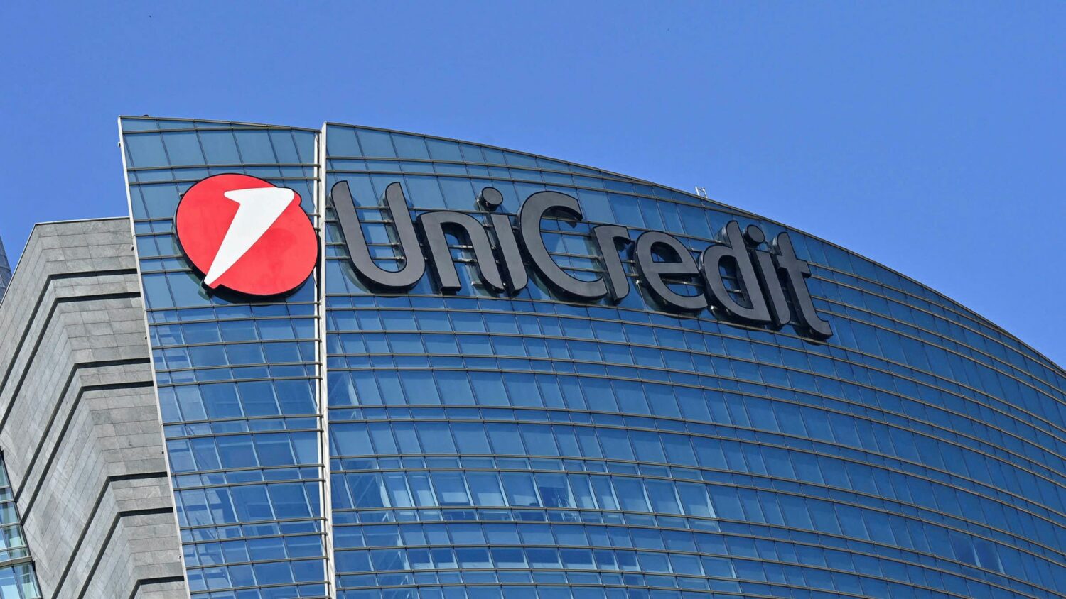 Unicredit: Ανάπτυξη 3,9% φέτος στην Ελλάδα – Υποβαθμίσεις για την Ευρωζώνη