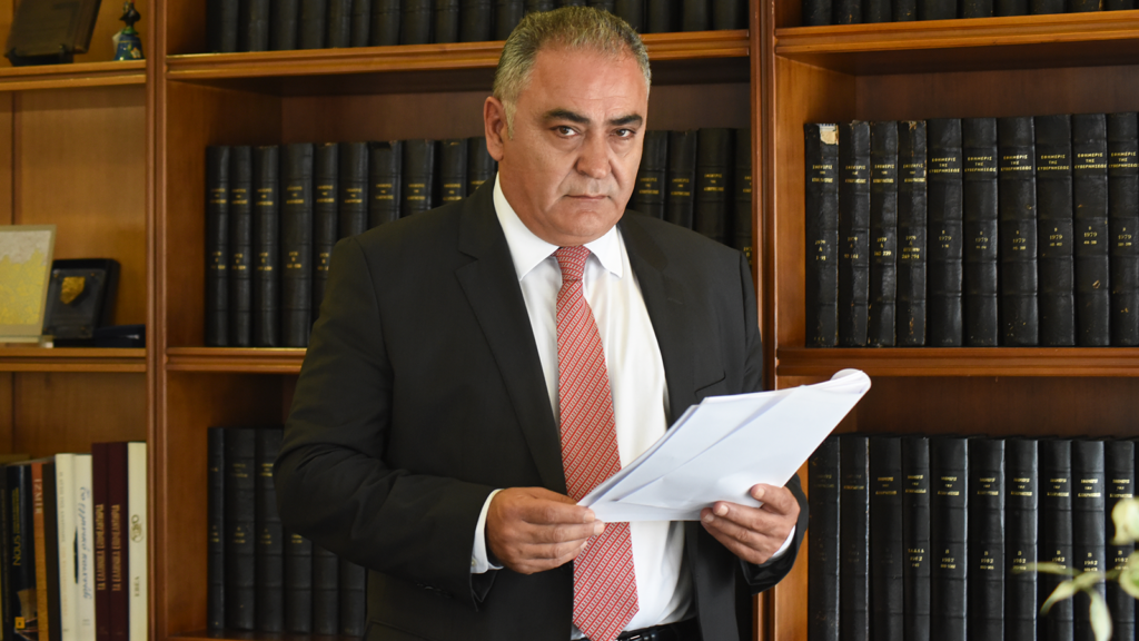 Μπάχαλο η Κεντρική Ένωση Επιμελητηρίων Ελλάδος - Παραιτήθηκε ο Γ. Χατζηθεοδοσίου