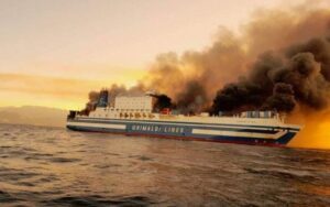 Φωτιά σε πλοίο κοντά στην Κέρκυρα - Εγκατέλειψαν οι επιβάτες με σωσίβιες λέμβους