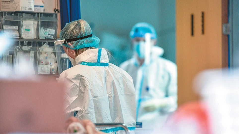 ΣΥΡΙΖΑ: Ζητά να μην απολυθούν οι ανεμβολίαστοι υγειονομικοί και να επιστρέψουν με τεστ