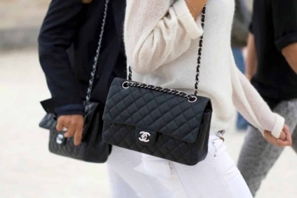 Chanel: Γιατί η θρυλική τσάντα της ακρίβυνε τρεις φορές μέσα σε ένα χρόνο