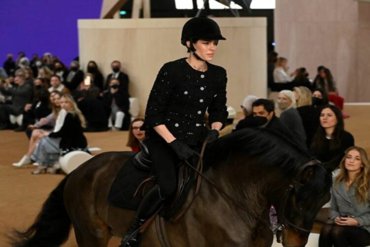 Η PETA διαμαρτύρεται για το άλογο στην πασαρέλα του οίκου Chanel