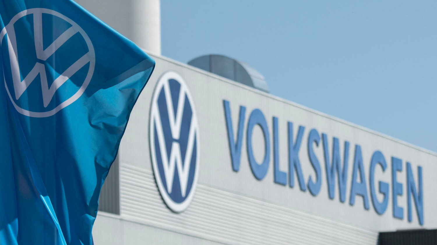 Fahnen mit dem Firmenlogo wehen vor dem Volkswagen Werk am 23.04.2020 in Mosel bei Zwickau. search: Deutschland Germany